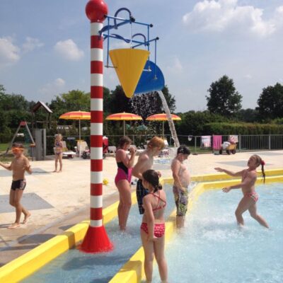 Vallende emmer water in het zwembad