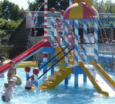 Glijbaan in het kinderzwembad