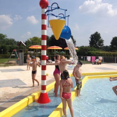 Vallende emmers met water