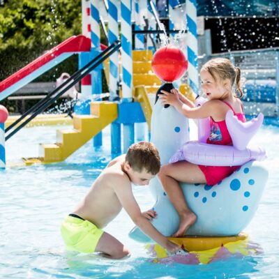 Spelen in het zwembad