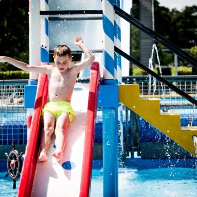 Speeltoestel met glijbaan