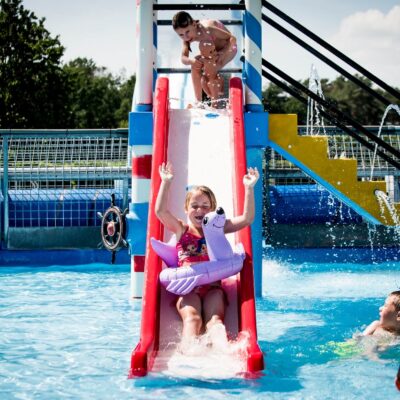 speelglijbaan in het kinderzwembad
