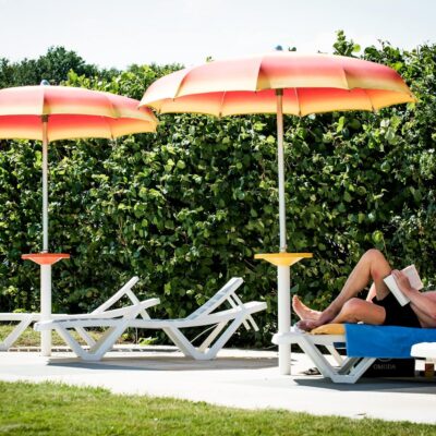 Lezen onder de parasol