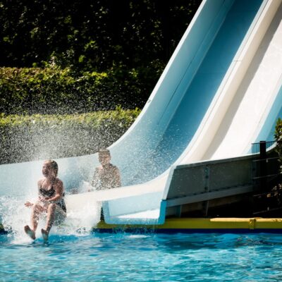 Glijbaan aan de zwembad