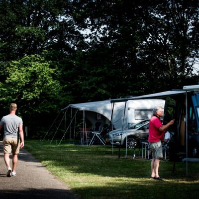 Wandelen langs de caravans