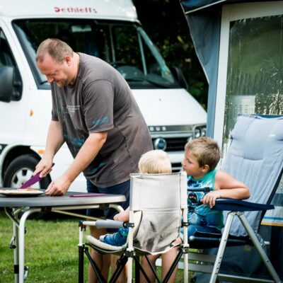 Buiten eten met de kinderen