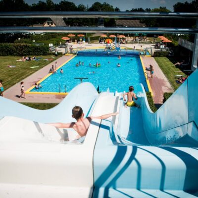 Glijbaan bij het zwembad