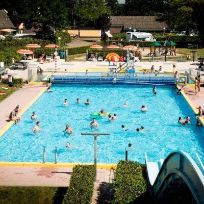 Zwembaden met glijbaan