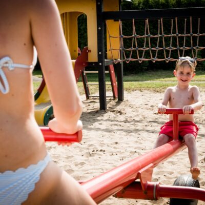 Speeltuin met schommel