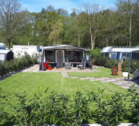 Seizoenplaats met caravan